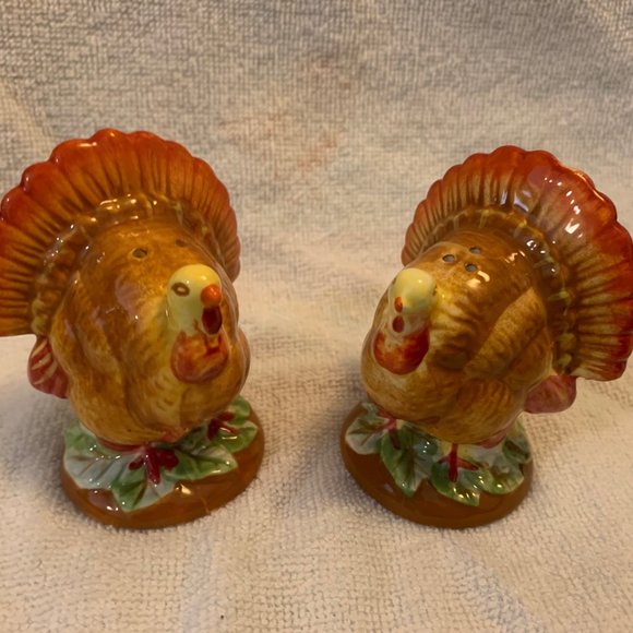 Cute Pair of Turkeys - Salt & Pepper Shakers - Ceramic - Picture 1 of 5